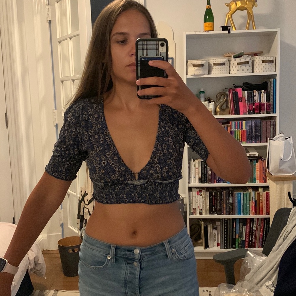 Blue floral cropped deep neck top. S.